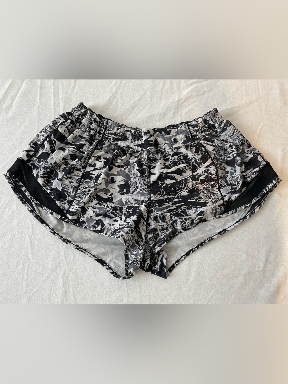 lululemon Breathable Lightweight Mesh Running Shorts Abstract Print Black Gray